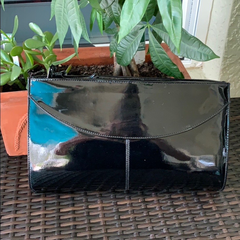 Shiny black clutch